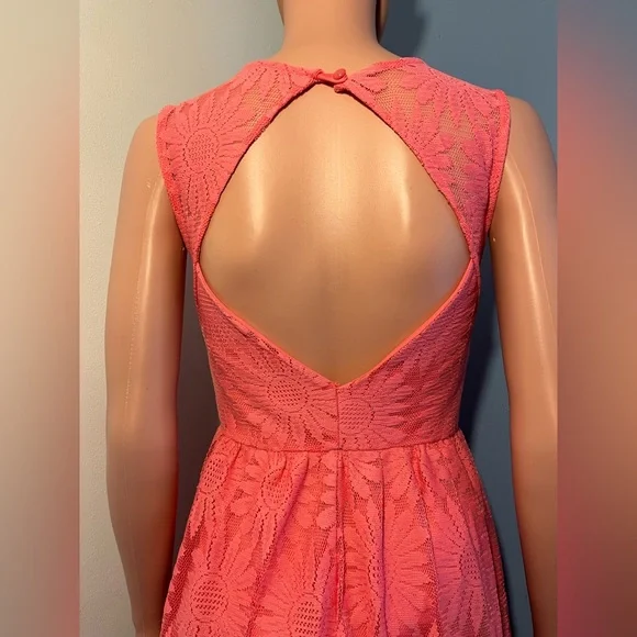 Coral Flower Lace Dress with open back - Picture 3 of 3